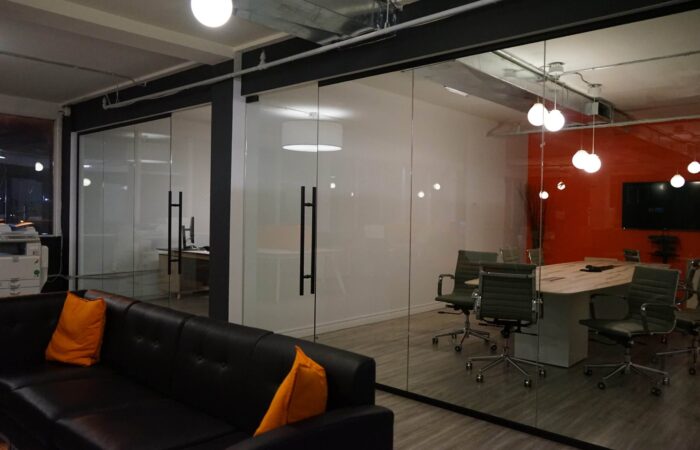 How to rationally use space. Glass partitions in interiors 15